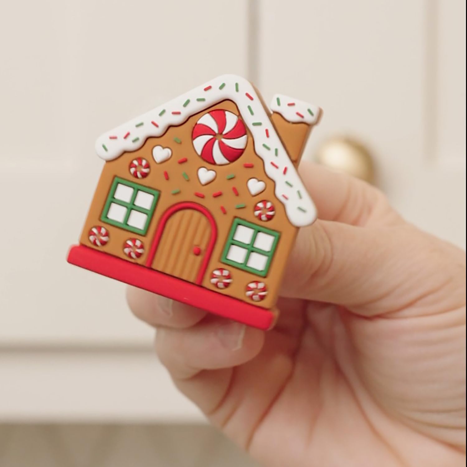 Read more about the article 🍪 Gingerbread Kitchen Magic! Transform Your Home with Knobēz Decorative Gingerbread Knob Covers (12 Pack)